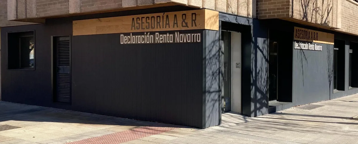 Fachada y entrada de Asesoría AR en la calle Esquíroz de Pamplona