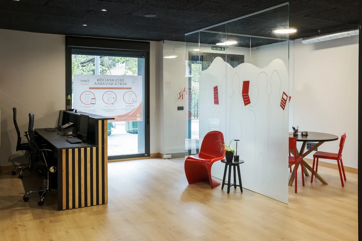 Interior de Asesoría AR en Pamplona, con recepción y sala de reuniones