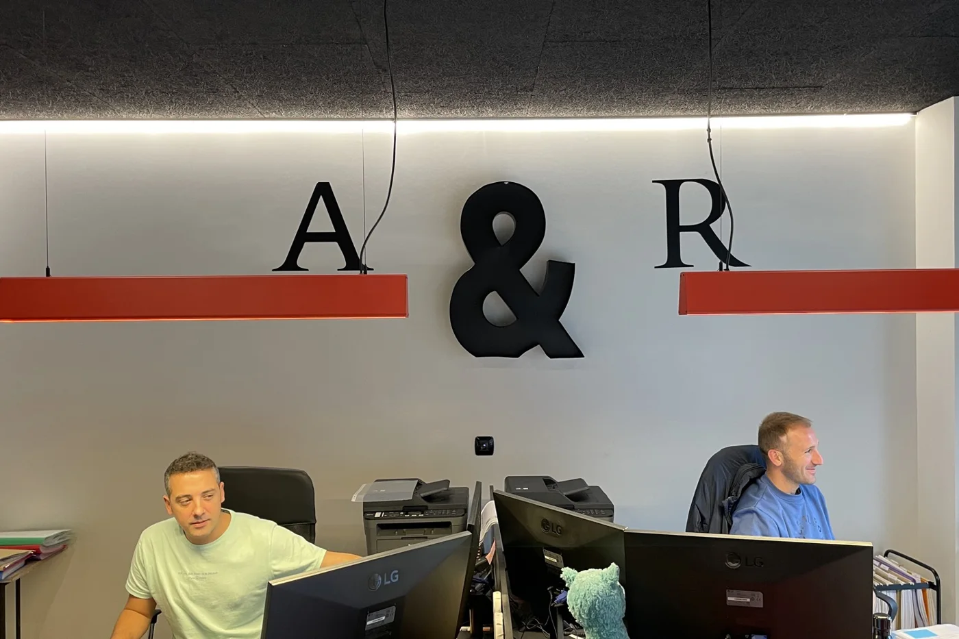 El equipo trabajando en el despacho de Asesoría AR