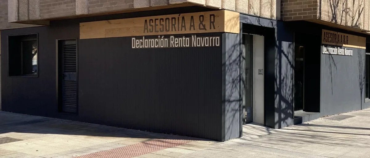 Fachada del despacho de Asesoría AR en la calle Esquiroz de Pamplona